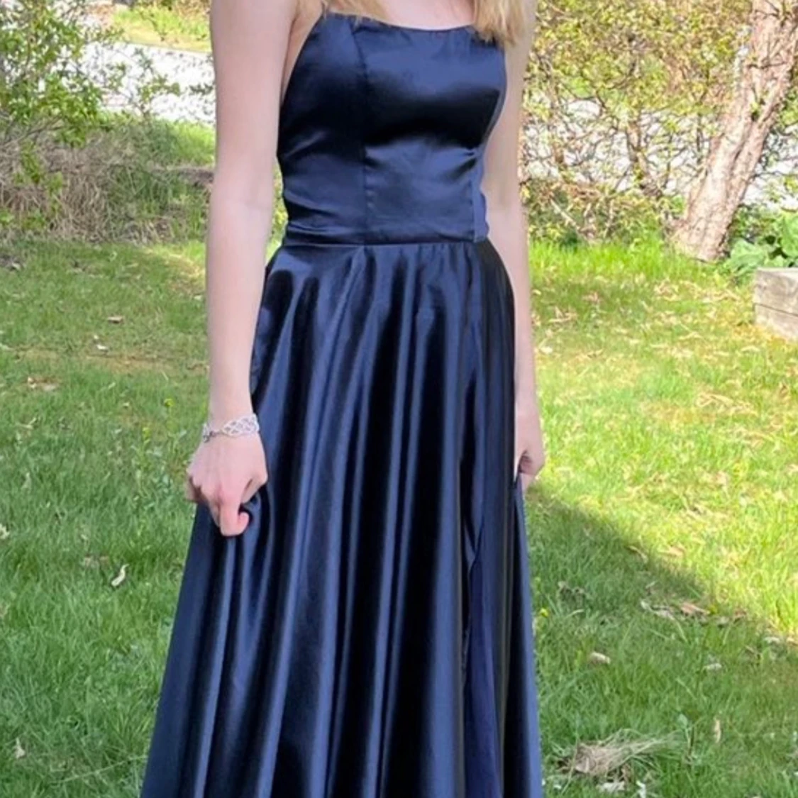 Marinblå balklänning med smala axelband - 3