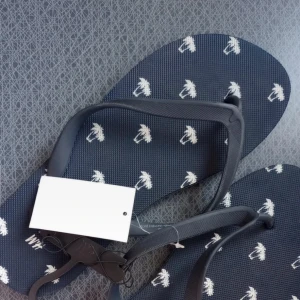 Mörkblå flip-flops med palmtryck från H&M - Säljer dessa marinblåa flip-flops från H&M med vita palmmönster över hela skon. Perfekta för sommaren och stranden. Helt nya med prislapp på. Köpta från H&M. Storlek 44/45. 
