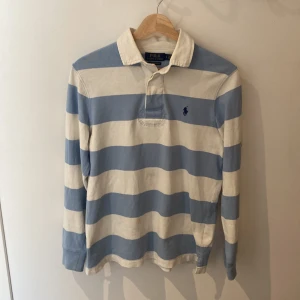 Ralph lauren piké  - Snygg pike från Ralph lauren i bra skick, liten fläck ner till höger på tröjan vilket man kan se på 4 bilden.
