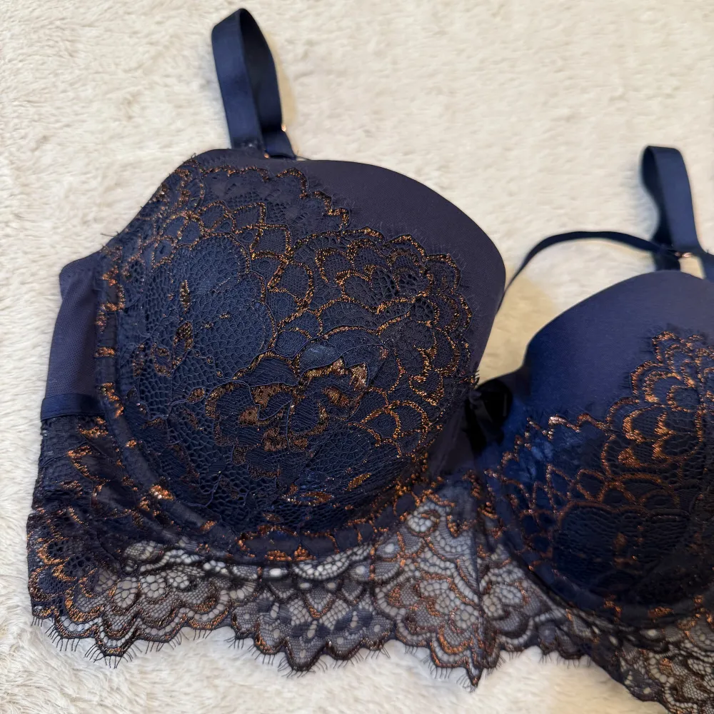 Jättefin blå bh i spets ifrån Hunkemöller i storlek 80E. Ny och oanvänd.💕Skriv jättegärna ett omdöme efteråt. Snabb leverans. 🚚 . Muu.