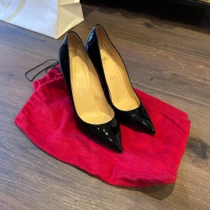 Christian Louboutin Pigalle Klackaskor - Christian Louboutin Pigalle klackaskor i bra skick, storlek 38,5 passar 38 för bäst bekvämlighet. 100mm klack. Nypris 8200 mitt pris 3000kr men tar emot rimliga bud! Över 250 deals gjorda med massvis av refs, bara att skriva vid frågor eller funderingar!
