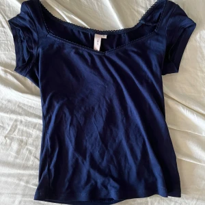 Mörkblå topp  - Inga defekter, ordinarie pris 199 och knappt använd💗. 