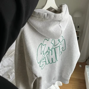 Grå hoodie från LXA STHLM Linn Ahlborg  - Grå hoodie från Linn ahlborgs märke LXA STHLM. Storlek M men sitter perfekt för mig som brukar ha S. 🤍inga defekter förutom lite nopprig (se sista bild) 
