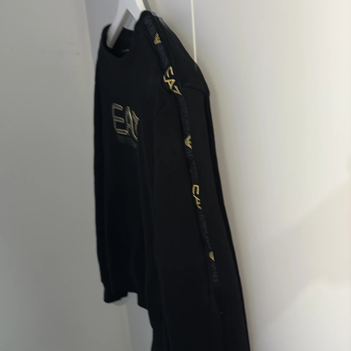 Svart EA7 tröja med guldtryck - 1