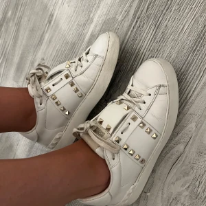 Valentino skor - Superfina Valentino skor i modellen rock stud säljer pga att jag får ingen användning av dom 💓 bra skick men självklart använda skriv gärna om ni har några frågor. Priset kan självklart diskuteras ❣️