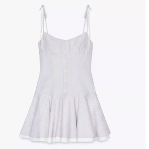 Randig kortklänning med knytband - Supersöt kortklänning med tunna pastellfärgade ränder, knytbara axelband och knappar framtill. Klänningen har en volangig kjol och markerad midja, perfekt för varma dagar. Ljus och fräsch look med en feminin touch.