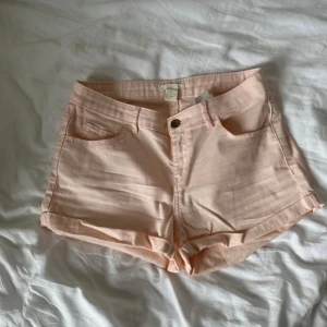 Ljusrosa jeansshorts - Snygga ljusrosa shorts från H&M i jeansmaterial. Perfekta för varma dagar och enkel att matcha med allt