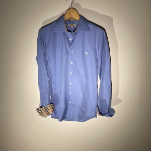 Burberry skjorta  - Hej! Säljer nu min skjorta från märket Burberry , storlek S bra skick, givetvis äkta. Tveka inte på att höra av dig om du har frågor eller funderingar kring skjortan!