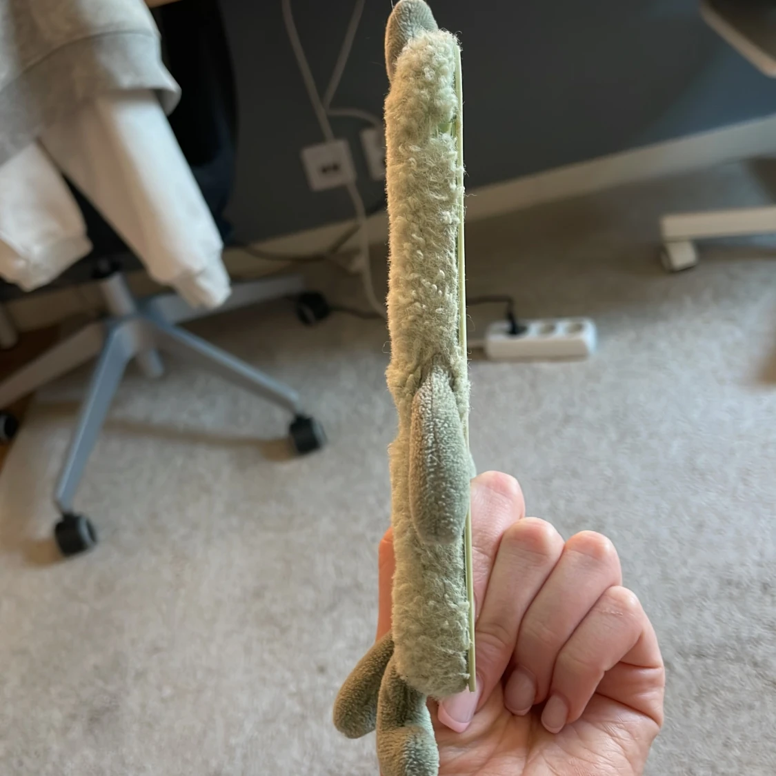 Grön fluffig monster mobilskal - 1