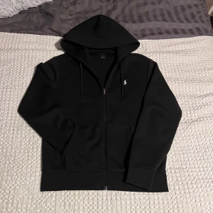 Ralph Lauren Hoodie - Svart full zip hopdie från Ralph Lauren i storlek M. Fint skick!