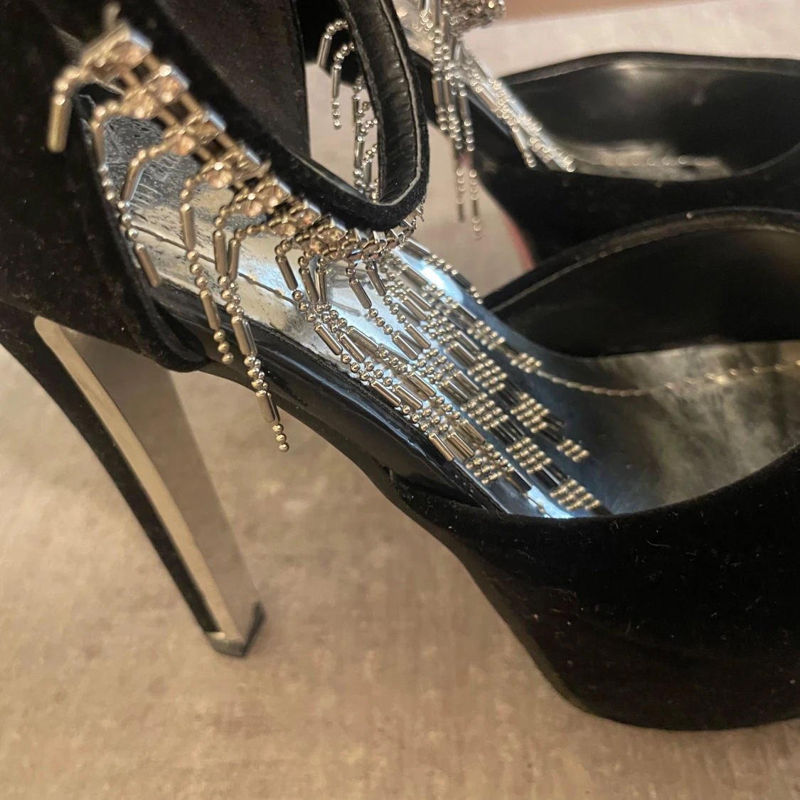 Svarta sammetsklackar med strassdetaljer - 1