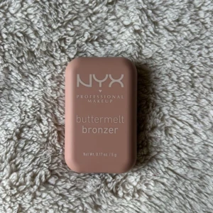 NYX Buttermelt Bronzer - NYX Buttermelt Bronzer i en snygg, kompakt förpackning. Använd få hånger super pigmented och finn🤎🤎🤎