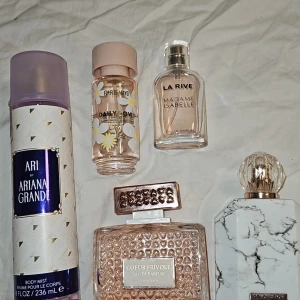 Parfym set - Parfym och body mist från Ariana Grande, revolutionen, La rive,Daily love och m.m. Vissa är mer använda vissa är bara testade.