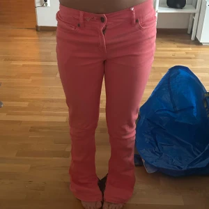 Rosa jeans - low waist och omsydda till bootcut!! jättesköna och fina