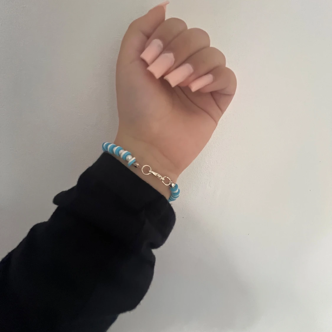 Blåvitt pärlarmband med snäcka - 1