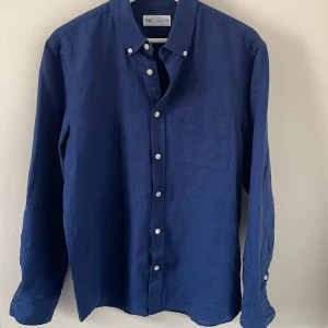 Mörkblå linneskjorta  - Riktigt snygg linneskjorta från Zara! Köpt i butik för ca 3 veckor sedan för 430 kr. Säljs för jag ångrade mig och den är aldrig använd utan endast testad! 