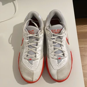 GT Cut basketskor - Jag säljer ett par basketskor i storlek 40. Jag säljer dessa för att jag inte använder dom längre. Skicket är helt okej, skulle säga runt 6/10. Men går absolut att spela med ändå. Eftersom dom inte är i bästa skicket så säljer jag dom för väldigt billigt. Pris kan diskuteras!