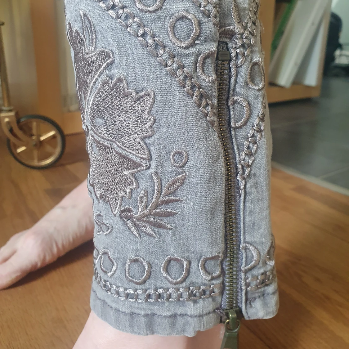 Grå jeans med broderi och dragkedja - 3