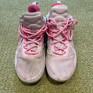 Li-ning Speed 10 Cherry blossom - Lining speed 10 cherry blossom. Storlek 46. Inte original insole. Använd i några månader och utomhus 2 gånger. 