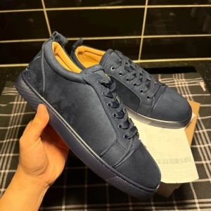 Blå loubs - Tjena! Jag säljer ett par blåa loubs i storlek 41. Dessa par skor passar perfekt nu till sommaren. OBS pris kan diskuteras vid snabb affär!