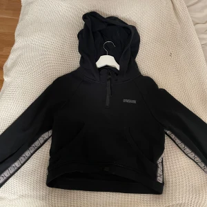 Svart Gymshark hoodie med huva - Superfin croppad hoodie från Gymshark i storlek M. köparen står alltid för frakt!💕
