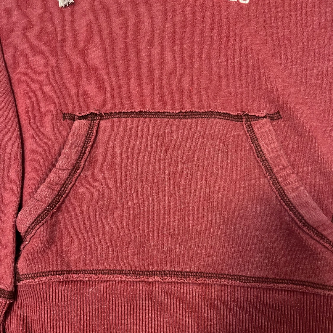 Vinröd hoodie från Hollister - 1