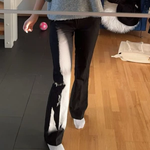 Svarta bootcut low waist kostymbyxor  - Säljer ett par trendiga svarta lågmidjade kostymbyxor  med bootcut-modell byxorna har normal passform. dessa är ifrån bikbok och inte använda alls mycket ny pris 500