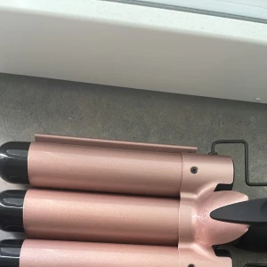 Wave Curler från the room - Säljer en Wave Curler perfekt till dig som vill få stora vågor men volym! Använd bara för att testas inget annat säljer pågrund av att jag inte gillar volym i håret:(  Pris kan diskuteras:)  