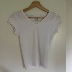 T-shirt - Oanvänd v ringad T-shirt med bra passform