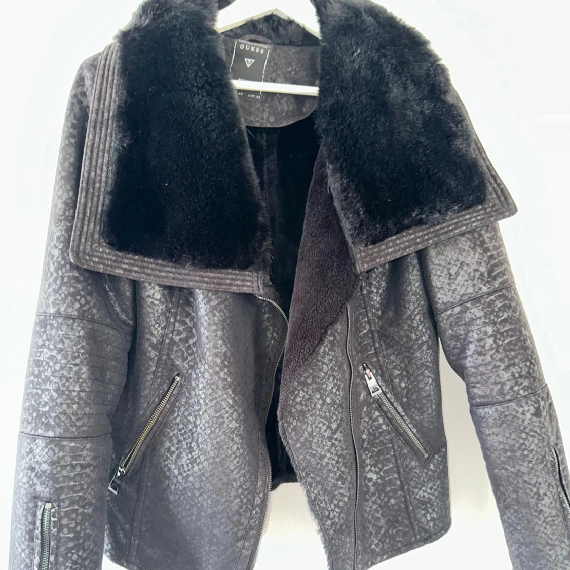 Svart pälsjacka från Guess - 2