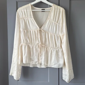 Beige blus - Blus från Gina tricot i fint skick