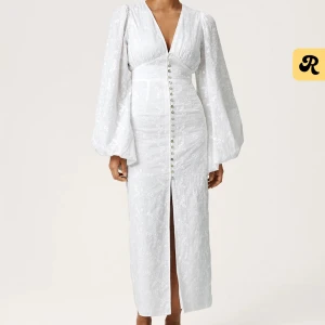 Vit klänning från Adoore - Säljer denna fina klänningen från Adoore i jättefint skick