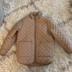 Beige jacka!! - Fin beige jacka knappt använd, strl 150 men passar också XS. Passar super till vår/höst men även kalla sommar kvällar 🌷🫶🏼 skriv om frågor ❤️