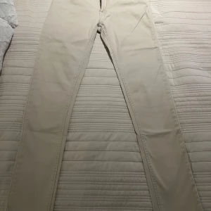 Beige chinos strl 28/32 - Säljer beige jeans från Denim & Co i storlek 28/32. Det är skinny fit och till herr. 