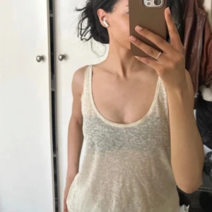 Beige linnetopp från Massimo Dutti XS🎀 - Superskön och tunn beige linnetopp från Massimo Dutti i storlek XS. Toppen är ärmlös med djup rundad halsringning och har en lätt transparent känsla. Stor i storleken