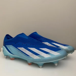  adidas crasyfast strl 44 - Addidas CrasyFast PRO storlek 44 med järn dobb Säljer ett par blå adidas fotbollsskor med vita ränder och metall-dobbar. Skorna har en strömlinjeformad design och ovandel i syntetmaterial för lätt känsla på planen. Sulan är ljusblå med extra grepp och stabilitet. Perfekta för dig som vill sticka ut på matchen.