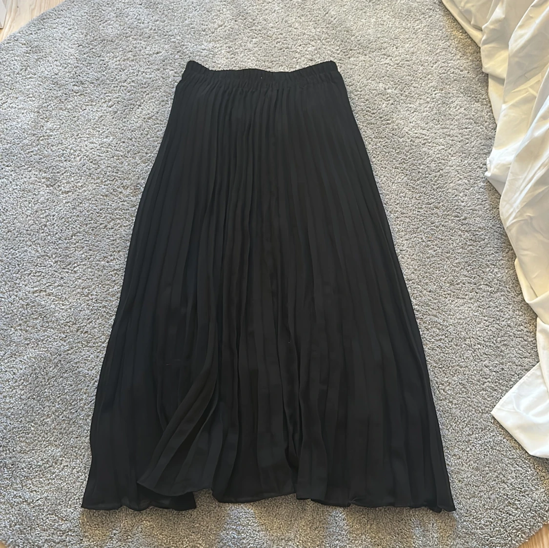 Svart plisserad långkjol