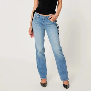 Ljusblå raka jeans från Abrand Jeans - Säljer ett par ljusblå jeans från Abrand Jeans med klassisk femficksdesign och raka ben. Jeansen har Låg midja.
