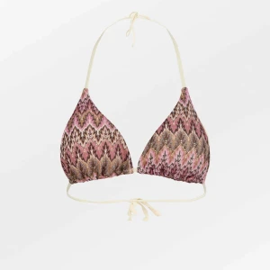 Becksöndergaard bikini - Snygg trekantsbikini med unikt mönster i rosa, brunt och beige toner. Klassisk modell med knyt i nacken och ryggen för perfekt passform. Perfekt för stranden eller poolen när du vill sticka ut lite extra. Har inte andvänds. Säljer för lite mer då produkten är slut sold överallt. Skriv för frågor ❤️