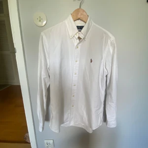 Vit skjorta från Ralph Lauren - Klassisk vit skjorta från Ralph lauren. Perfekt för en clean och stilren look. Den är i storlek S och i mycket bra skick. Hör av er vid intresse!!