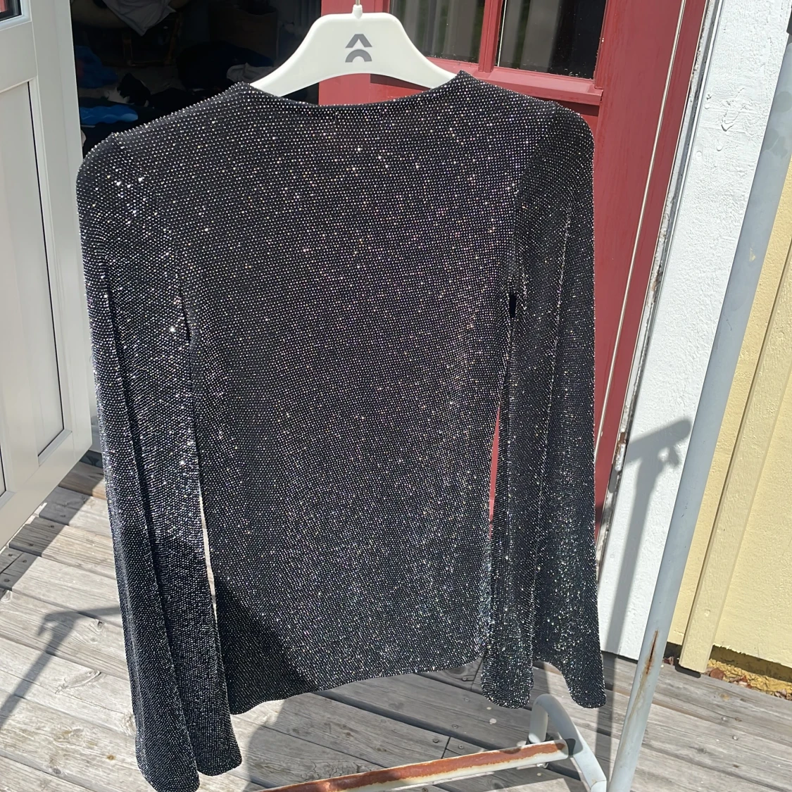 Glittrig svart topp från NLY Trend XS - 1