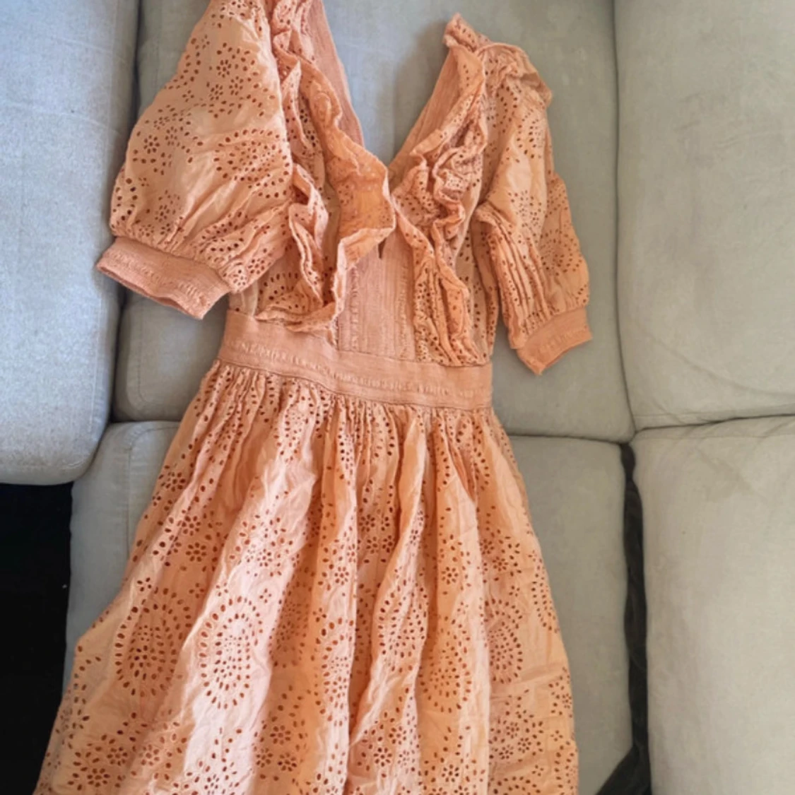 Persikofärgad/korall/orange  kortklänning med volang - 1