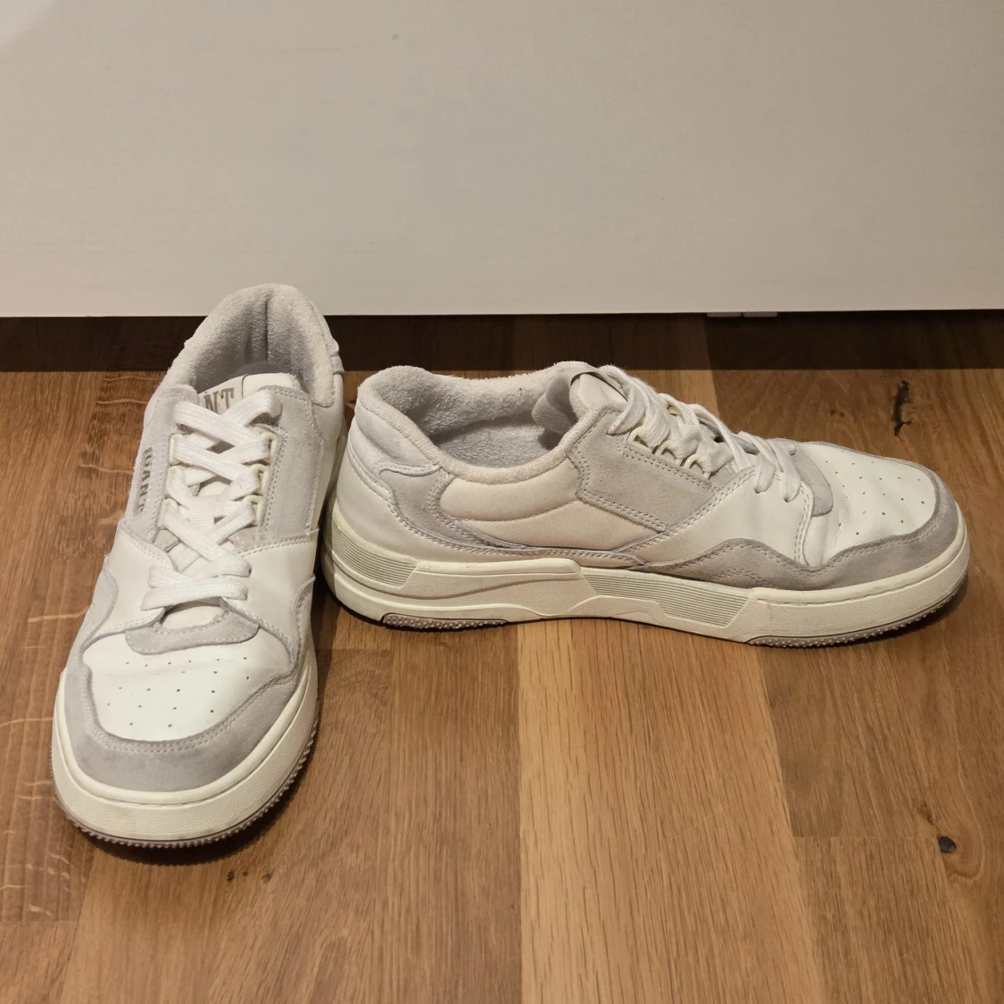 Vita sneakers från Gant i skinn och mocka - 1