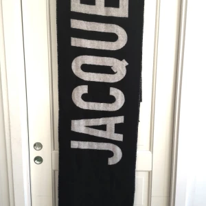 Jacquemus  halsduk - helt ny  med lappen kvar. obs! vita små ulltrådar har fastnat på det svarta tyget och syns lite därför på halsduken. De kan eventuellt tad bort med klädvårdsrulle. 
