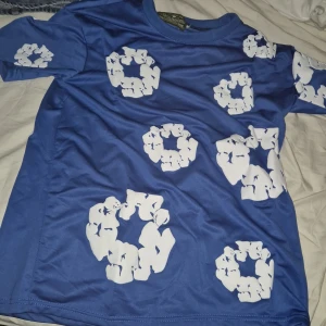 Denim Tears tshirt small - Säljer denna denim tears tshirten storlek small helt nytt aldrig använd