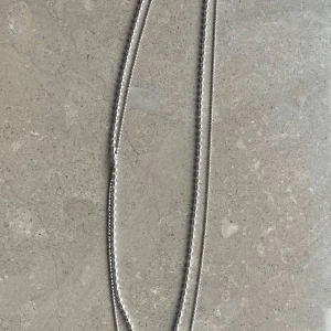 Tunt silverfärgat halsband - Säljer ett stilrent och tunt halsband i silverfärg med små runda kulor längs hela kedjan. Använt ett fåtal gånger, inte riktigt min stil längre. Inga tecken på användning! 