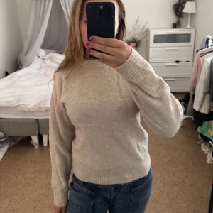 Beige stickad tröja med rund hals - Mysig beige stickad tröja från Cubus med rund halsringning och ribbade muddar vid ärmslut och nederkant. Perfekt att slänga på sig till jeans för en enkel och clean look. Långärmad och i mjukt material. Nopprig men jag fixar det vid intresse. Använt några gånger