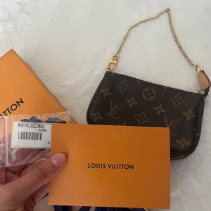 Louis Vuitton Mini Pochette Monogram - Mini pochette i jätte fint skick! Inköpt i Stockholm 2023 och kvitto och alla tillbehör följer med!
