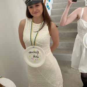 Student klänning  - Min gamla student klänning, storlek S i en typ off white färg. tajt passform runtom. Två olika tyger som ger extra skydd så det inte syns igenom. Spets på utsidan, mjukt och bekvämt tyg på insidan. Passar till både student eller midsommar eller fest. 