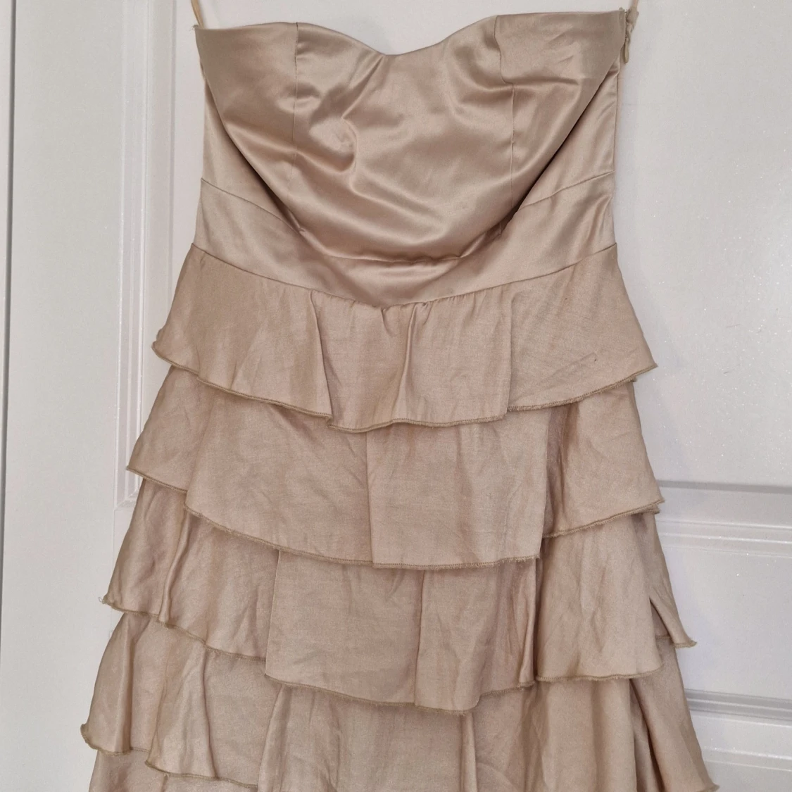 Champagnefärgad volangklänning Amisu